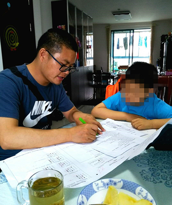 老師在幫天天講解題目。