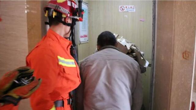 晉江一男子剛進貨梯就發生故障 被困其中