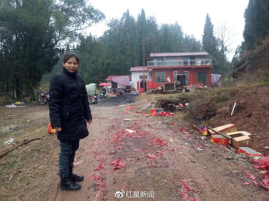 伍繼紅與新屋合影