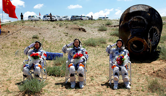 2012年06月29日 景海鵬 劉旺 劉洋 在四子王旗著陸場返回出艙 攝影：楊穎