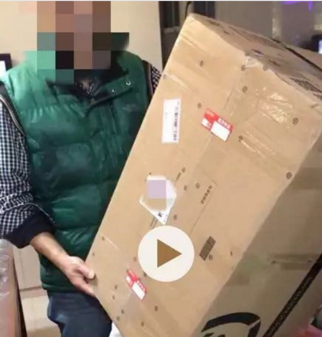 福州男子收到巨型快遞箱 打開后哭笑不得
