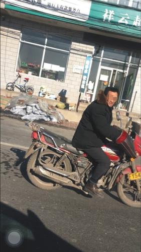 朱振彪手機視頻中，交通事故后駕車離開的張永煥。視頻截圖