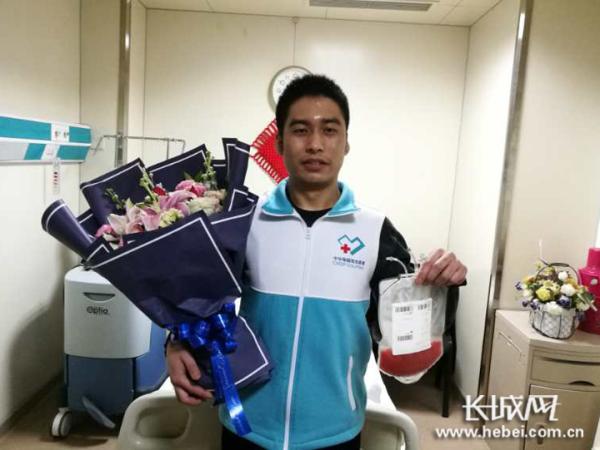 志愿者周楊完成造血干細(xì)胞采集。 長城網(wǎng) 圖