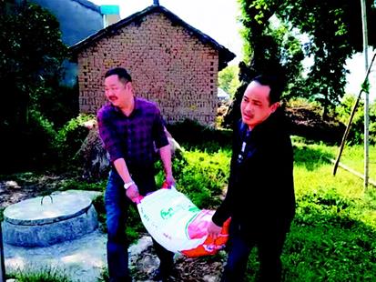  圖為：劉志勇（左）為村民辦實事。