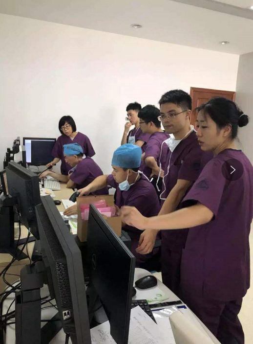  杜常青（右二）正在導管室工作