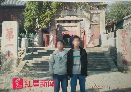 ▲武汝元2007年11月在泰山和同學邱某拍攝的照片 受訪者供圖