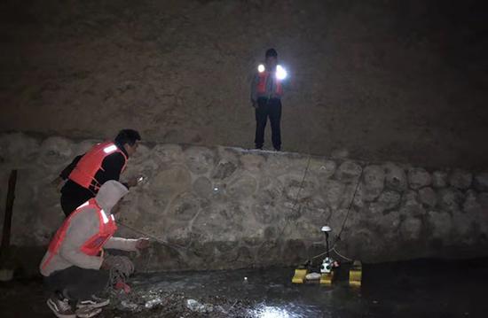 監(jiān)測(cè)人員在夜間打著電筒工作。昌都市水文局圖