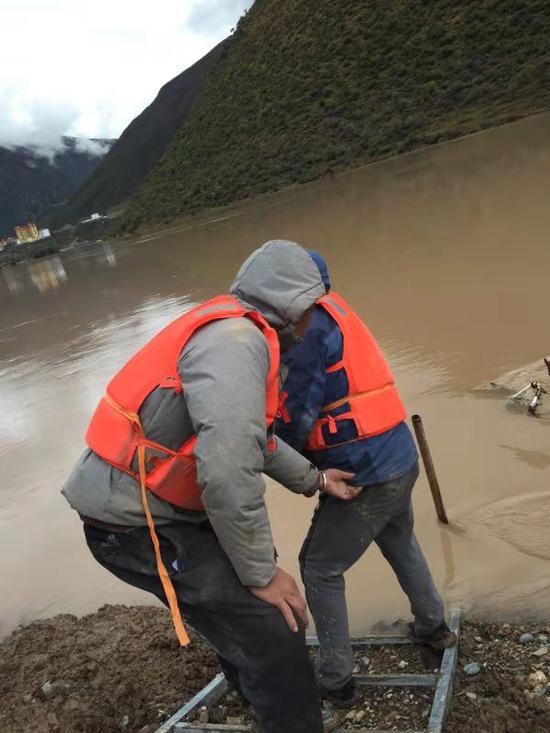 水位監(jiān)測(cè)人員正在準(zhǔn)備安裝設(shè)備。昌都市水文局圖
