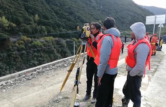 水位監(jiān)測(cè)人員正在現(xiàn)場(chǎng)工作15分鐘傳回一次數(shù)據(jù)。澎湃新聞 趙孟 圖