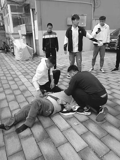 同學們照顧被救老人。 &nbsp;燕趙都市報 圖