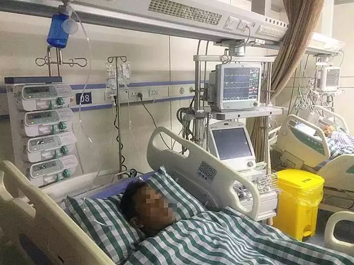 　△患者躺在急診重癥監護室里