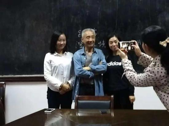 戴建業(yè)與學(xué)生合影? ?曹夢婷 王嘉儀 圖