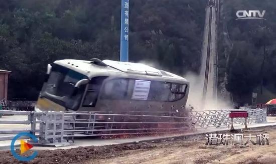 2018年10月23日，港珠澳大橋正式開(kāi)通，該橋的防護(hù)欄可以承受大巴車(chē)100公里時(shí)速撞擊。測(cè)試視頻顯示，撞擊角度應(yīng)為20度角。 ? 圖片來(lái)源 央視視頻截圖