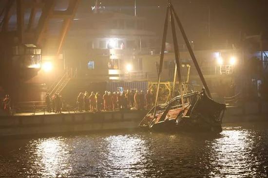 萬州公交墜江96小時:從急轉彎到墜落全過程僅3秒