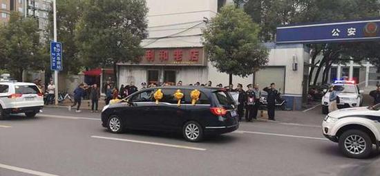 深夜回家10 月 17 日，深夜 11 點(diǎn)，朱新成一頭闖回了家。