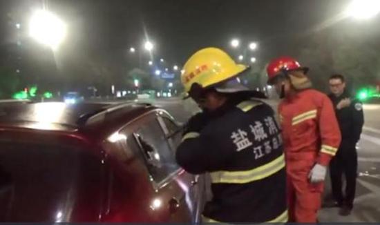 救援人員將車窗敲碎