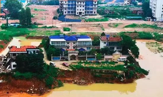 ?涉拆區(qū)域目前只剩下4棟別墅未拆，其中3棟連成一排，歸屬涂漢江夫婦，攝于2016年6月（翻拍）