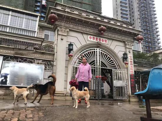 ?涂漢江將別墅用作其慈善活動的主要場所，別墅后的高樓為拆遷還建房