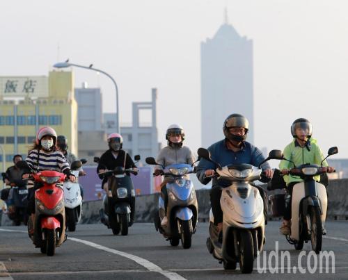 臺灣民眾戴口罩出行。臺灣《聯合報》記者劉學圣攝影