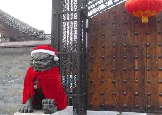 ▲圣誕 ? 獅子 ? 老人 （圖via@字媒體，下同）