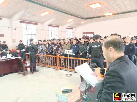  庭審現(xiàn)場(chǎng)。