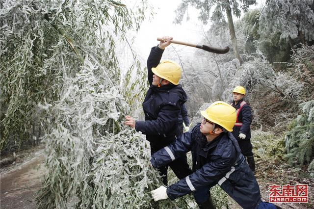 福建省多地道路出現積雪結冰 多部門除雪化冰