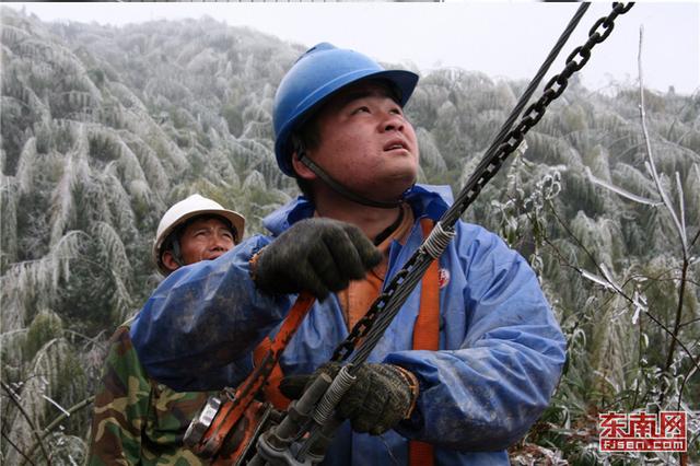 福建省多地道路出現積雪結冰 多部門除雪化冰