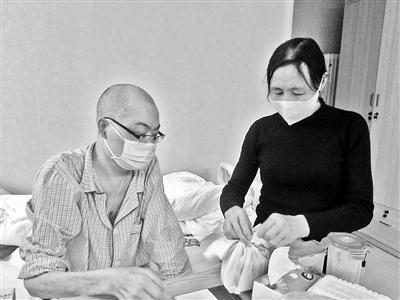 眼下李真母子倆點外賣解決吃飯問題。（圖片來源：北京青年報）