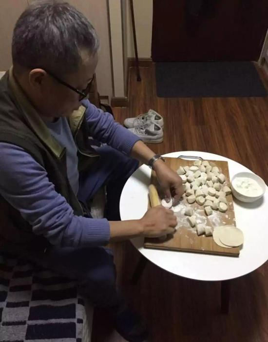 孟林在家中包餃子。受訪者供圖