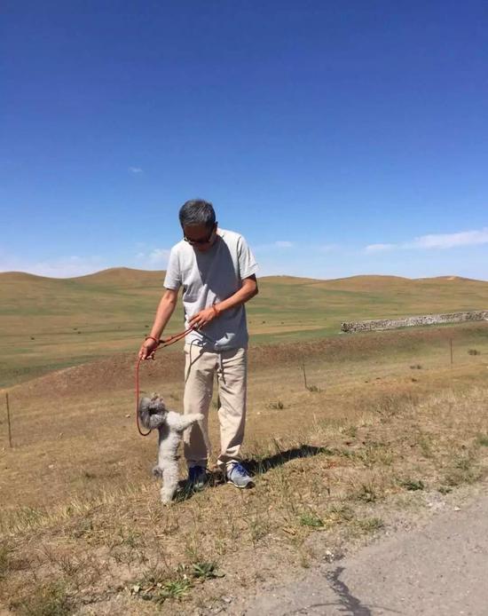 孟林和小狗妞妞散步。受訪者供圖