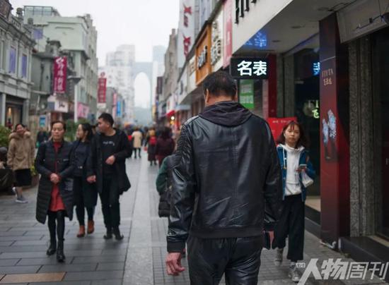 走在溫州市區(qū)最繁華的五馬街，經(jīng)過這些年的“逃犯”生涯，金錦壽的背影顯得有些落寞