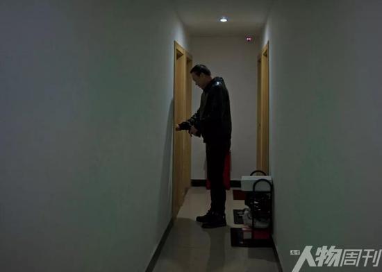 處在小巷里的這家酒店式公寓一樓，走廊的盡頭就是金錦壽暫時安身的斗室