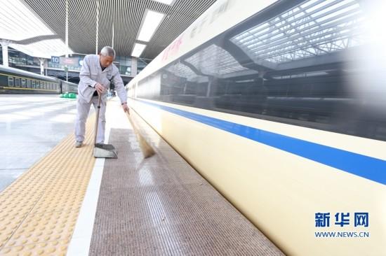 這個(gè)春節(jié)，他的工作要每天“走”一個(gè)馬拉松