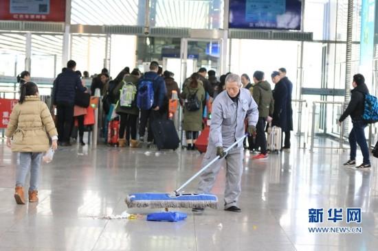 這個(gè)春節(jié)，他的工作要每天“走”一個(gè)馬拉松