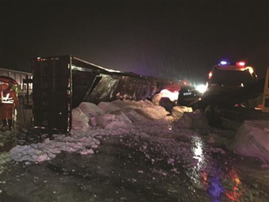 貨車側翻后又壓住了兩輛轎車。 揚子晚報 資料圖
