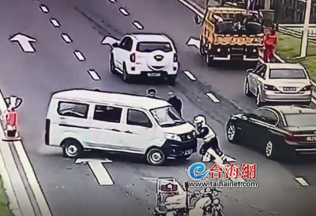 面包車滑行警察奮不顧身擋車 回應:本能用身體去擋