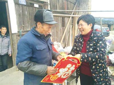 武夷山:訪建檔立卡計生貧困戶 贈慰問金