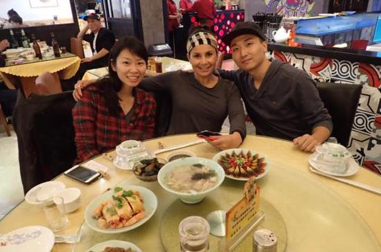 木木（左一）帶著來自世界各地的房客們品嘗上海美食。