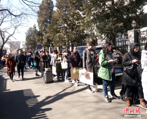 3月8日中午,中央戲劇學院偶劇系考生正在排隊。袁秀月 攝