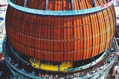 第二臺(tái)“華龍一號(hào)”福清核電6號(hào)機(jī)組穹頂?shù)跹b 