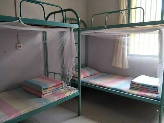 新長征實行軍事化管理，女生宿舍的被子必須疊成“豆腐塊”。