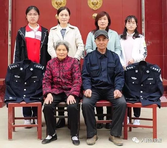 后排右二、右一為張福運(yùn)妻女，左二、左一為諸葛夫賢妻女。