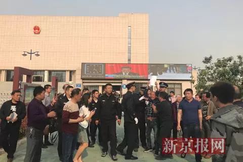 ▲被改判無罪的周在春拿著判決書在安徽省高院門口痛哭。圖/新京報