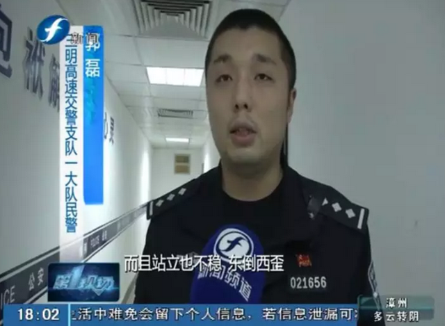 三明一男子駕車撞上高速護欄 車中繼續呼呼大睡