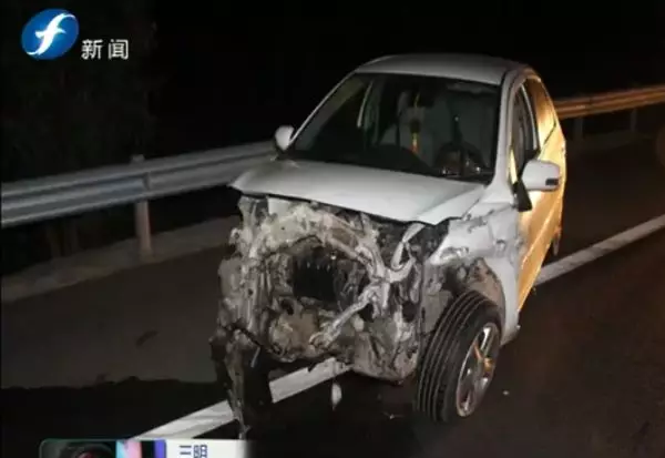 三明一男子駕車撞上高速護欄 車中繼續呼呼大睡