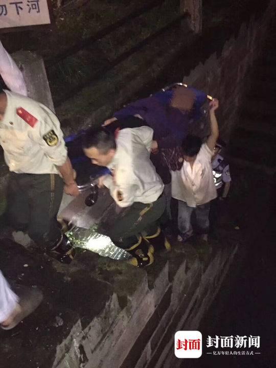 當晚工作人員參與救人