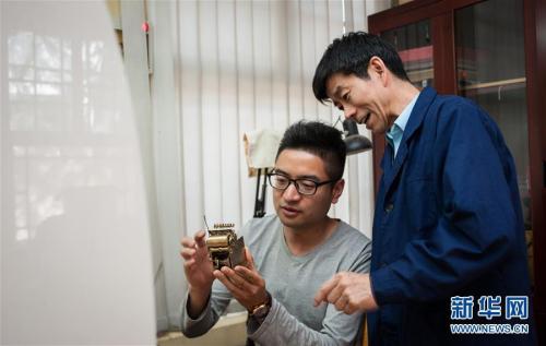 資料圖：王津和他“80后”的徒弟亓昊楠。新華社記者 呂帥 攝 圖片來源：新華網