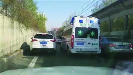匝道內兩排車都努力向外側靠，為急救車讓出一條快速通道。 視頻截圖