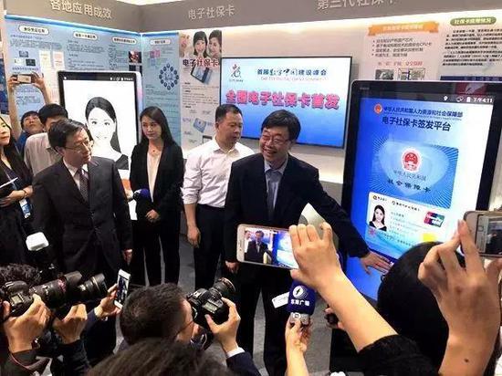 ▲&nbsp;4月22日，在福州舉行的首屆數字中國建設成果展覽會上，國家人力資源和社會保障部信息中心主任翟燕立簽發全國首張電子社保卡。