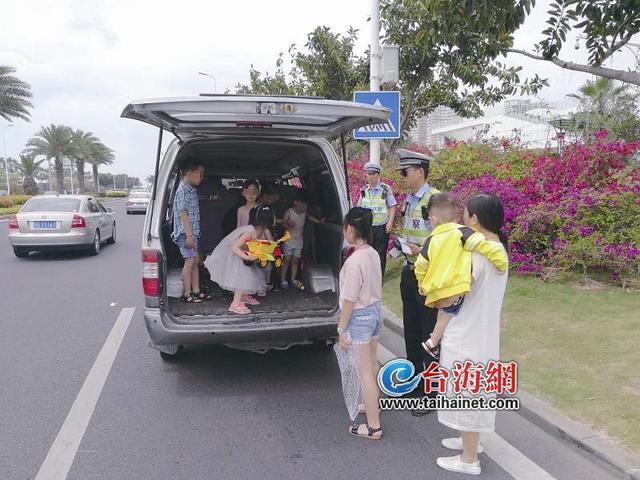 面包車(chē)核載7人竟裝16人 后車(chē)廂里還蹲著五個(gè)孩子